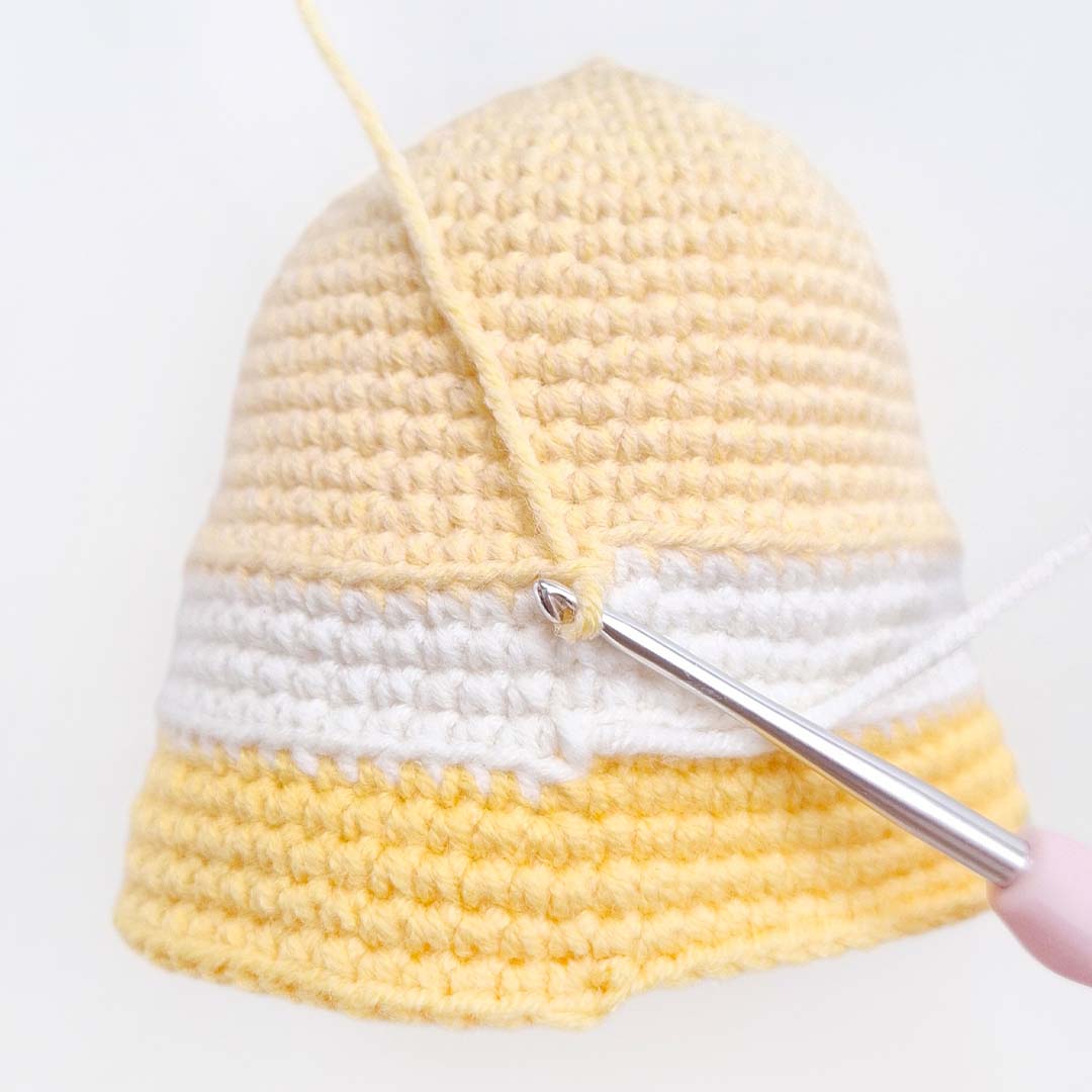 Schritt 9 Anleitung "Goldlöckchen und die Bären" aus dem Buch "Zauberhafte Wende-Amigurumis häkeln mit @chibiscraft" von Febby Pranajaya