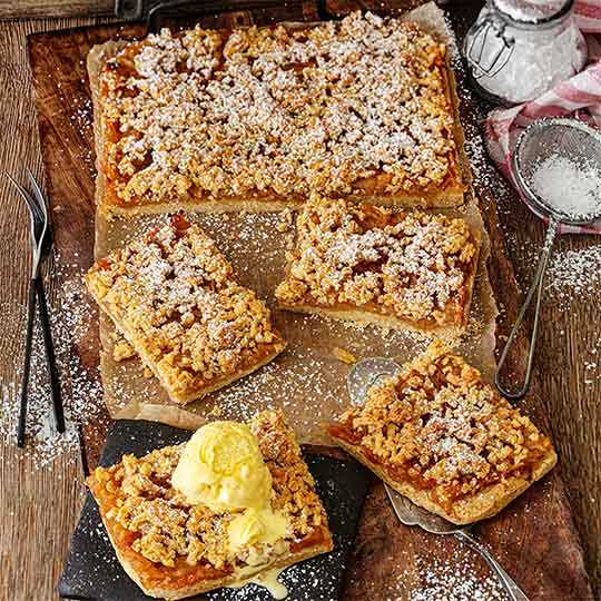 Rezeptbild "Herbstliche Apfelschnitten" aus dem Buch "Cosy Kitchen – Backen" von Agnes Prus
