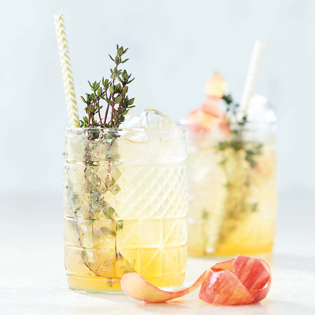 Apfel-Shrub mit Thymian Apfel-Shrub mit Thymian
