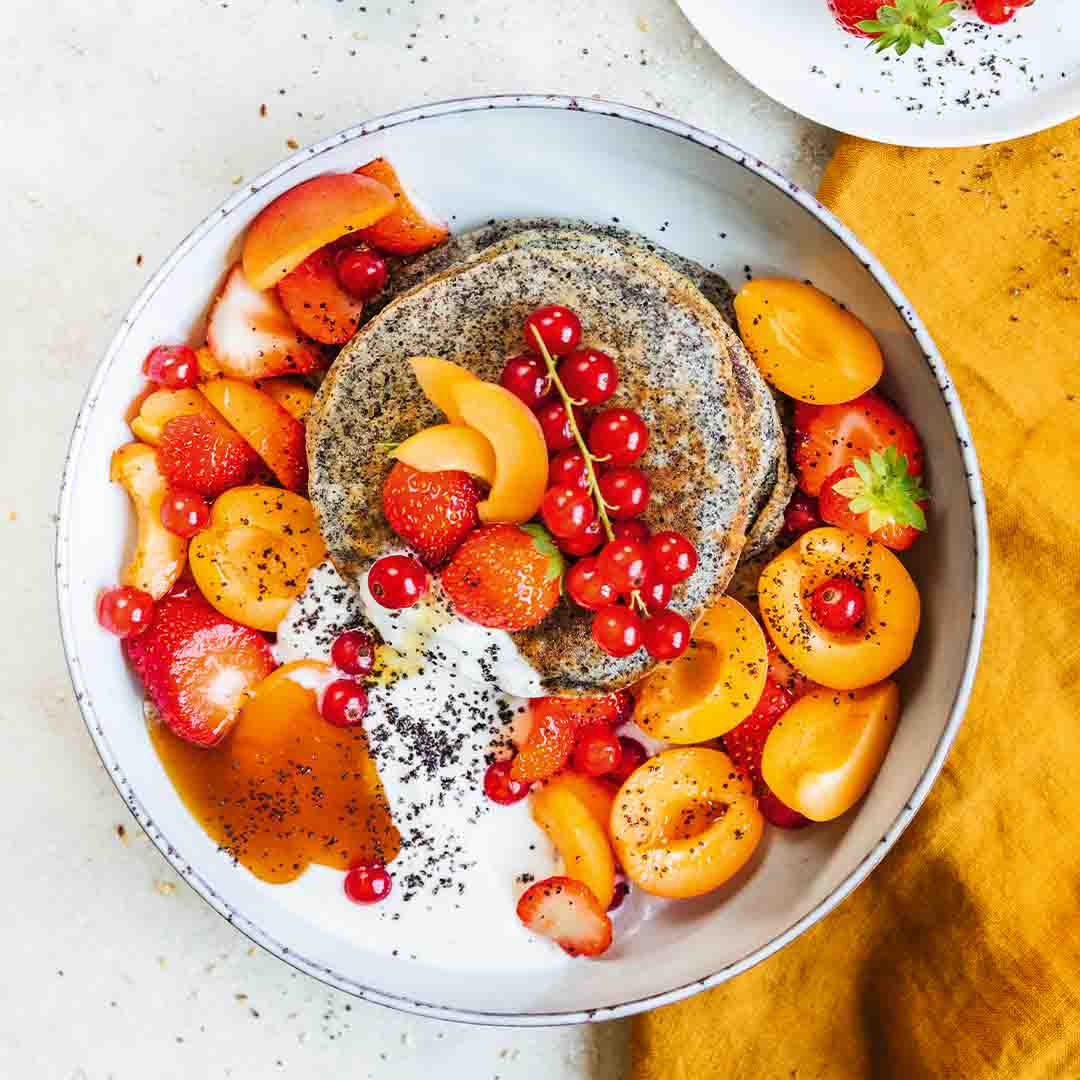 Rezeptbild "Mohn-Pancakes" aus dem Buch "Genussmomente: Ratzfatz, lecker, vegan"