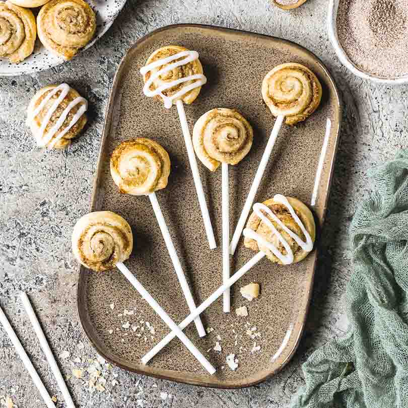 Rezeptbild "Cinnamon Roll Cake Pops" aus dem Buch "Easy Baking für Teenies"