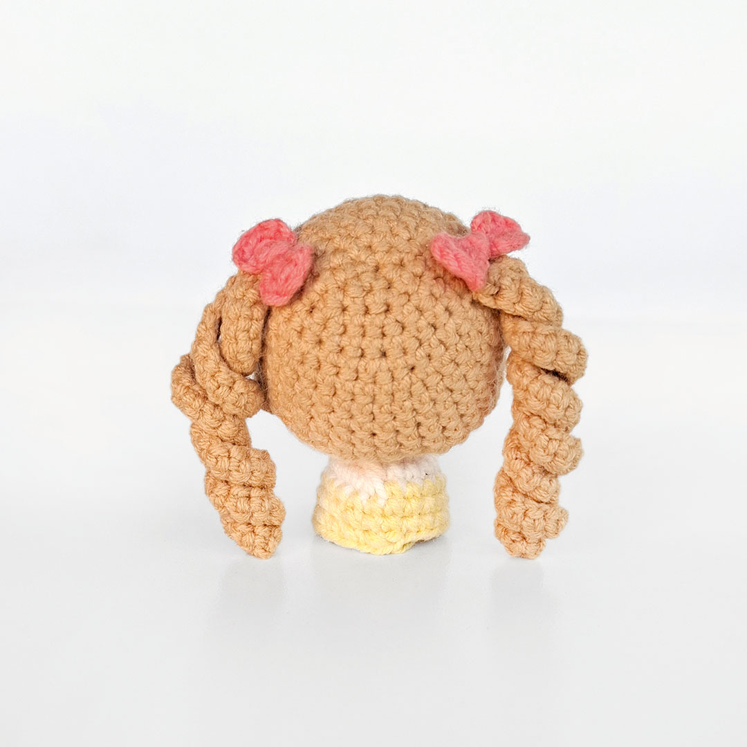 Schritt 16 Anleitung "Goldlöckchen und die Bären" aus dem Buch "Zauberhafte Wende-Amigurumis häkeln mit @chibiscraft" von Febby Pranajaya