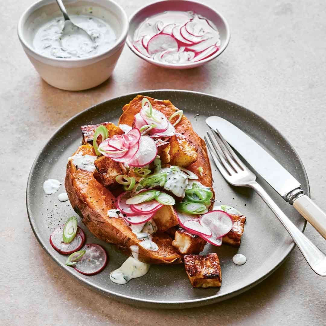 Ofensüßkartoffel mit Basilikum-Joghurt und Halloumi Rezeptbild "Ofensüßkartoffel mit Basilikum-Joghurt und Halloumi" aus dem Buch "Live to Eat" von Emily English