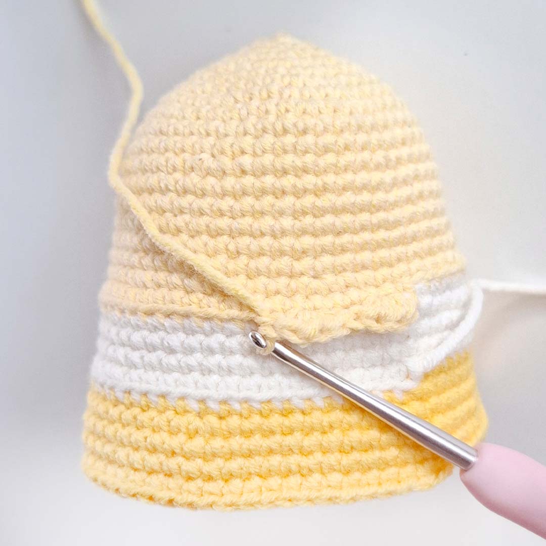 Schritt 10 Anleitung "Goldlöckchen und die Bären" aus dem Buch "Zauberhafte Wende-Amigurumis häkeln mit @chibiscraft" von Febby Pranajaya