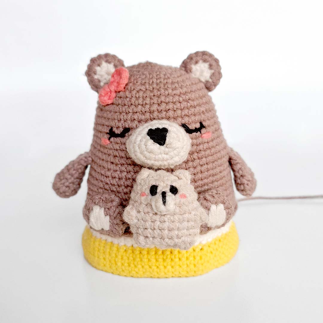 Schritt 27 Anleitung "Goldlöckchen und die Bären" aus dem Buch "Zauberhafte Wende-Amigurumis häkeln mit @chibiscraft" von Febby Pranajaya