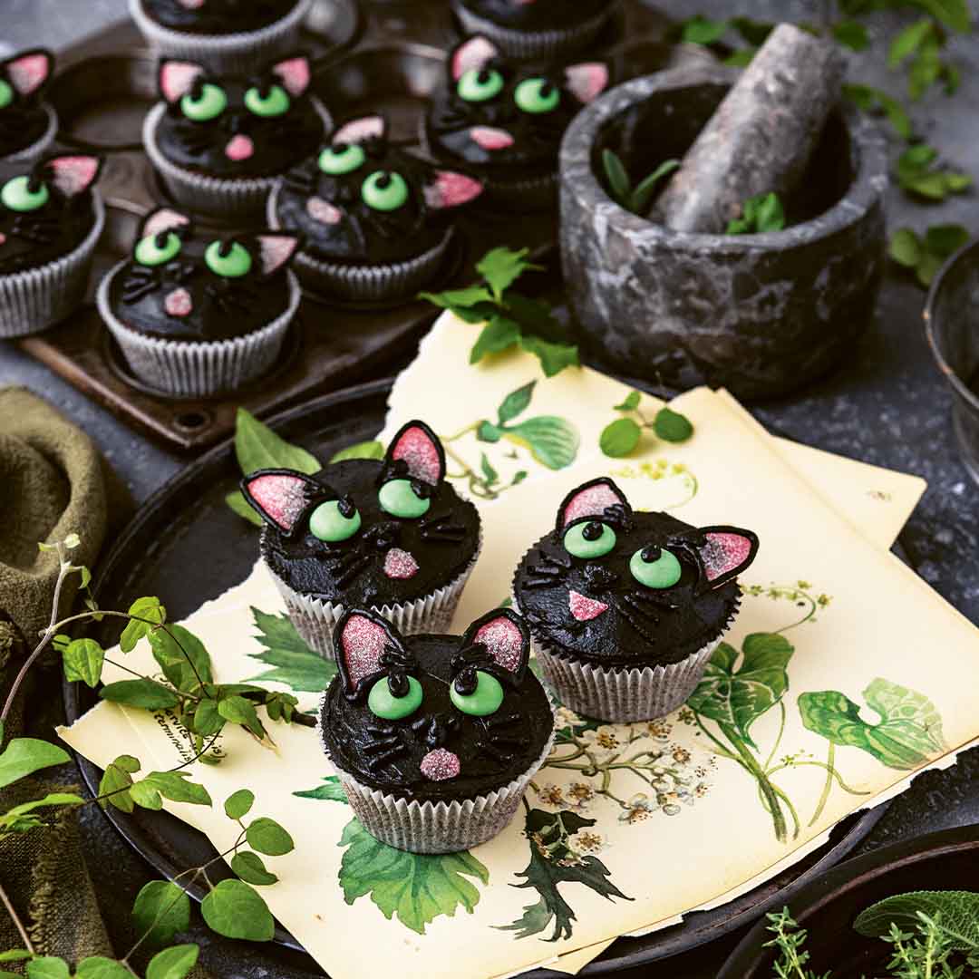 Rezeptbild "Katzen-Cupcakes" aus dem Buch "Das inoffizielle Ghibli-Backbuch" von Eva Bachmann