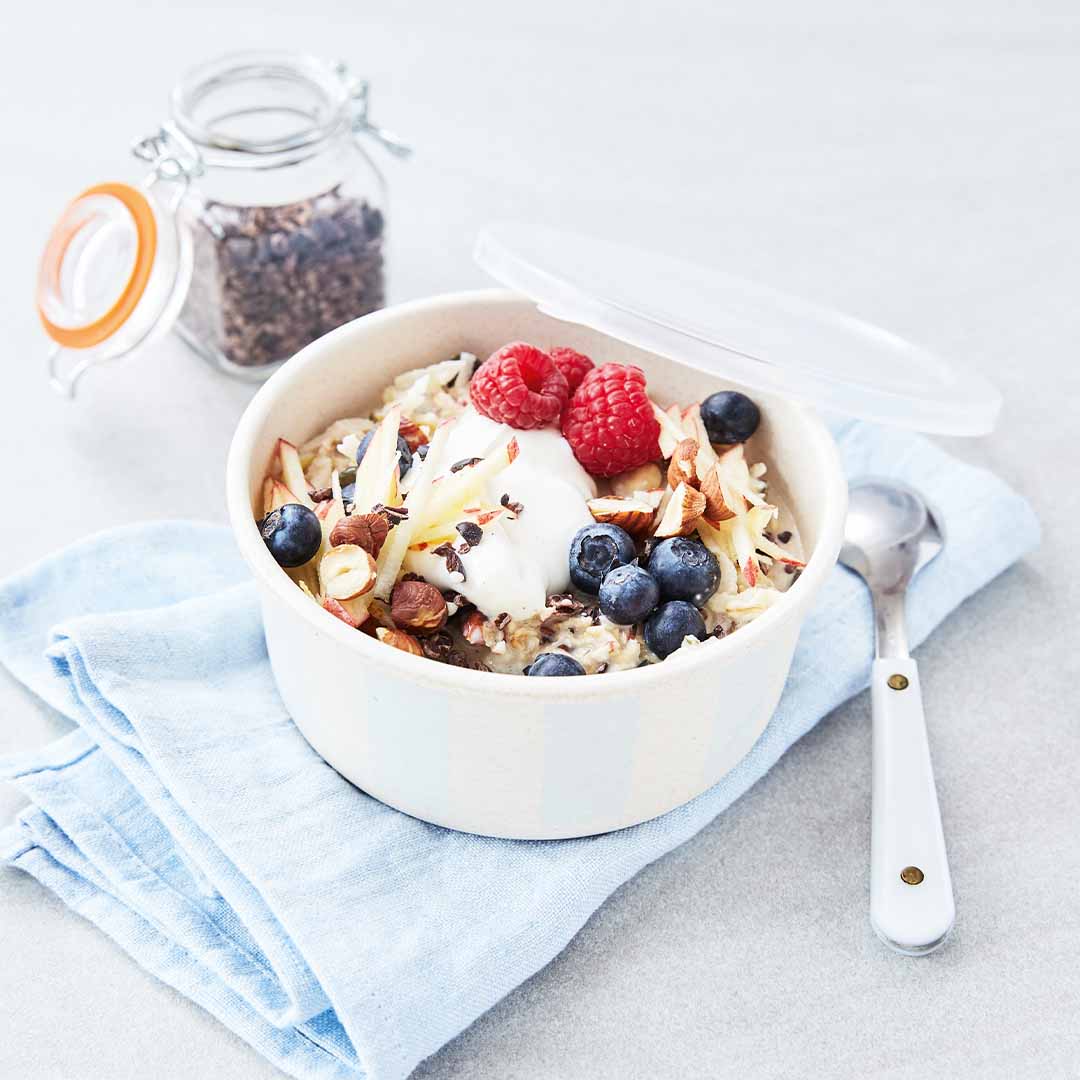 Rezeptbild "Bircher-Porridge-Bowl" aus dem Buch "Genussmomente: Buddha Bowls to go"