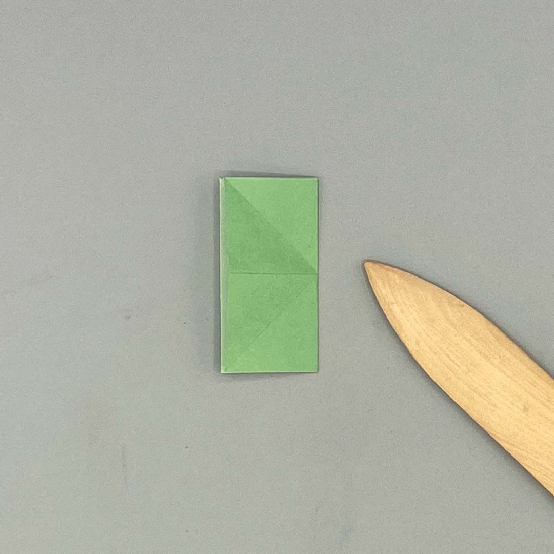 Schritt 22 Anleitung "Origami-Tulpe" aus dem Buch "Origami-Flowers – Wunderschöne Blüten zum Dekorieren & Verschenken" von Eva Maria Berg