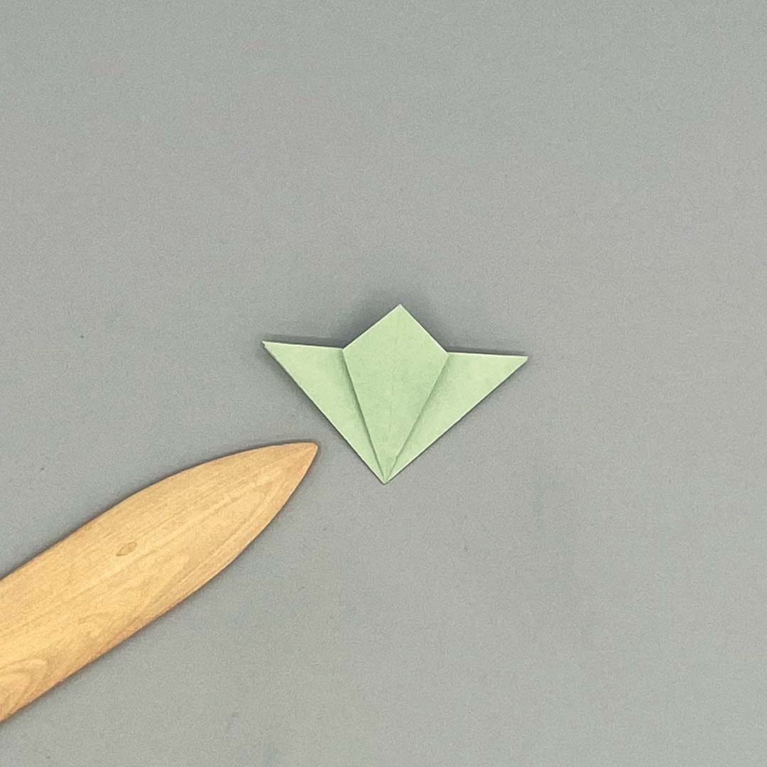 Schritt 25 Anleitung "Origami-Tulpe" aus dem Buch "Origami-Flowers – Wunderschöne Blüten zum Dekorieren & Verschenken" von Eva Maria Berg