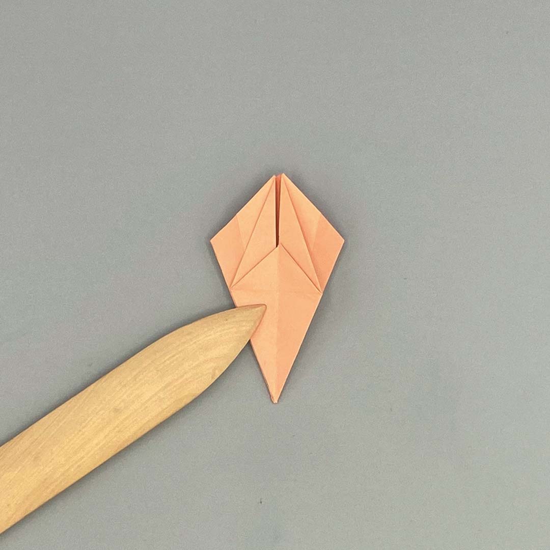 Schritt 15 Anleitung "Origami-Tulpe" aus dem Buch "Origami-Flowers – Wunderschöne Blüten zum Dekorieren & Verschenken" von Eva Maria Berg
